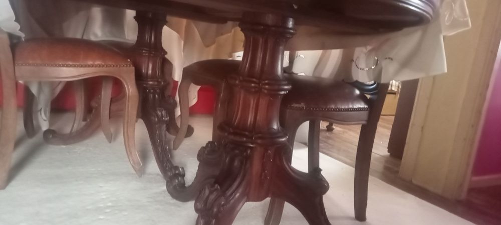 Mesa clássica de madeira