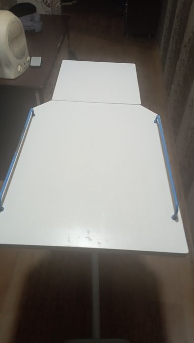 Столик прикраватний