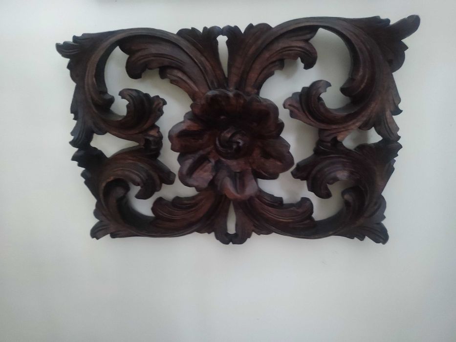 Talha rendada em madeira preparada para aplicação na parede