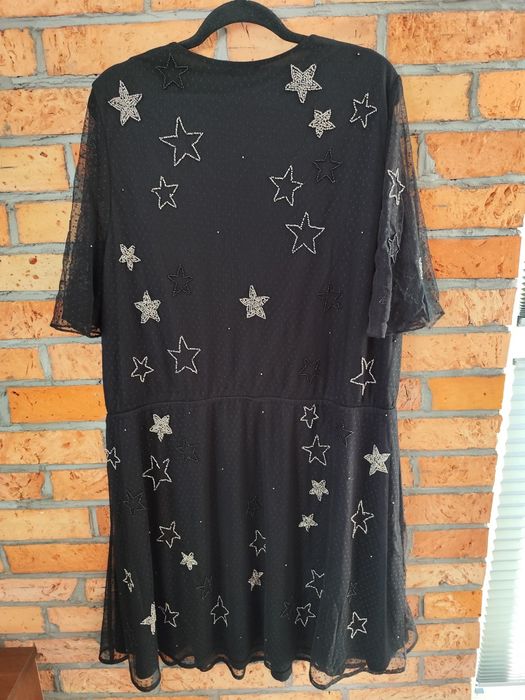 Czarna sukienka z krótkim rękawem