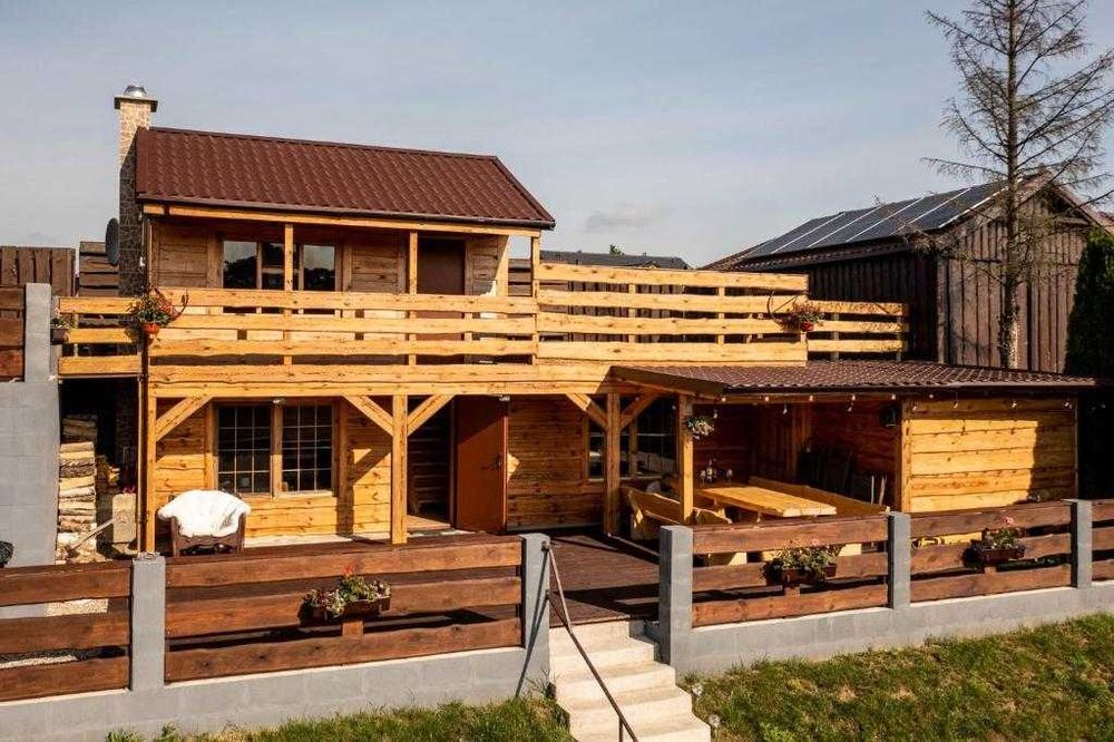 Domek nad jeziorem  z linią brzegowa . Trojmiasto
