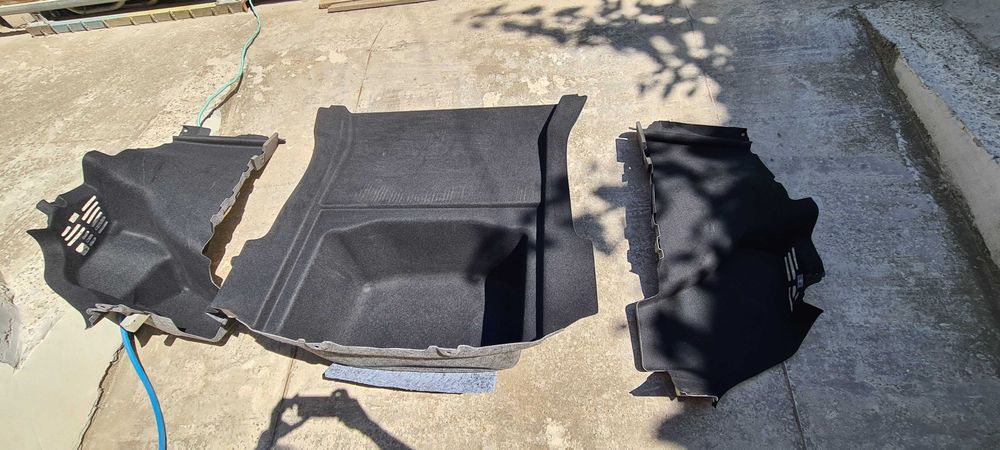 Обшивка багажника центральная Тесла модел 3