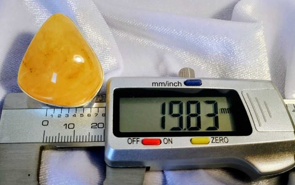 Srebrny pierścionek z bursztynem