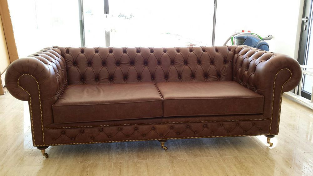 Sofá chesterfield em pele envelhecida com pé de rodízio- novo