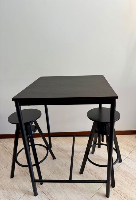 Mesa alta com bancos