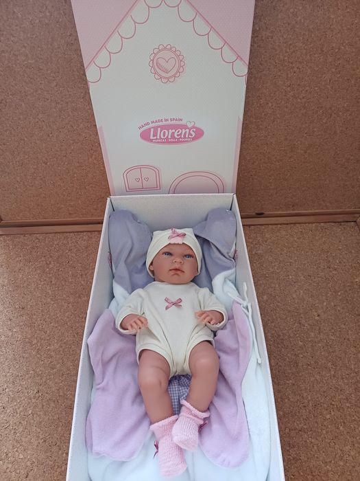 Boneca bebé com roupas, alcofa e caixa 
Como nova