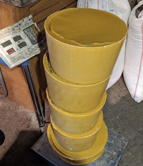 Берем воск бджолиний, прополіс , мерву