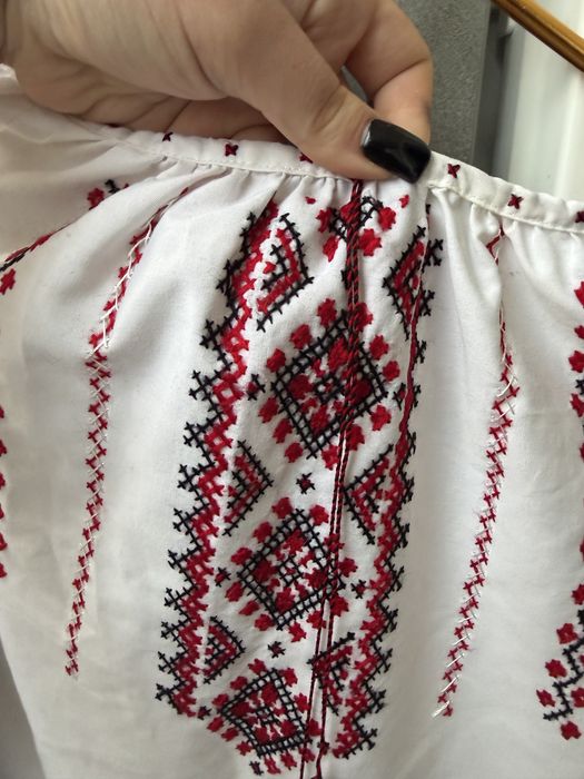 Продам вишиванку з ручною вишивкою.