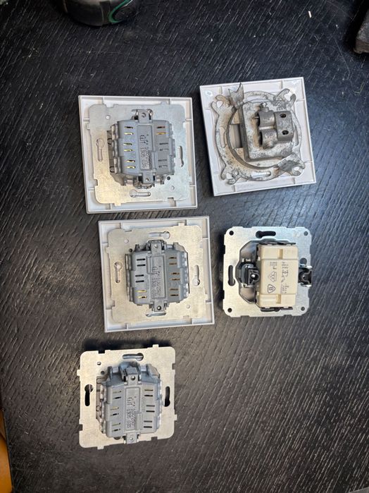 Osprzęt elektryczny – włączniki rolet + gniazdo RTV/SAT – stan idealny