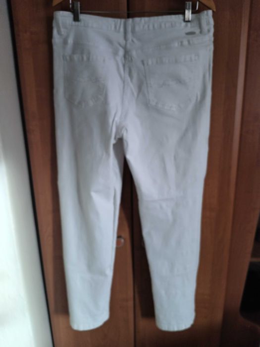 Białe spodnie - jeansy