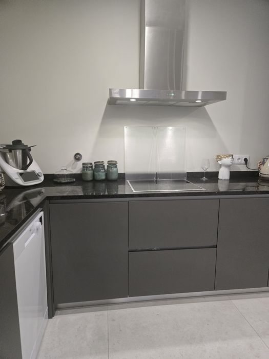 Cozinha com alguns electrodomésticos com 6 meses de utilização