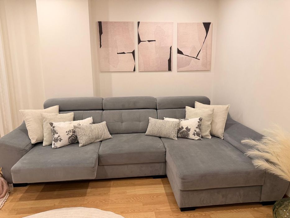 Sofá + Chaise Lounge confortável e espaçoso em muito bom estado