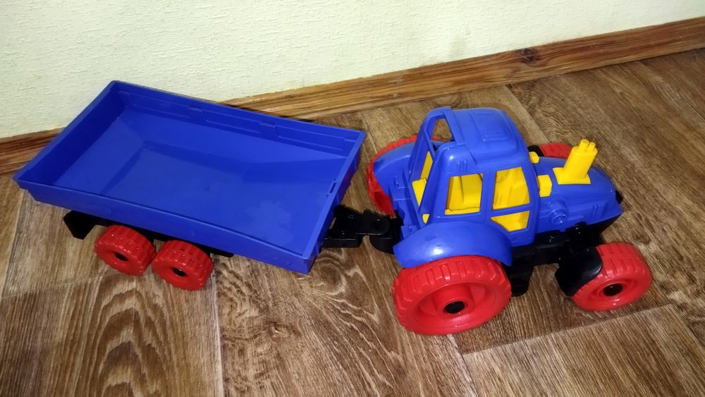 Трактор з прицепом