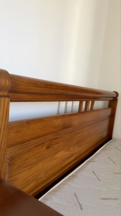 Mobília de quarto completa em madeira tom cerejeira – Cama + Mesas + Cómoda