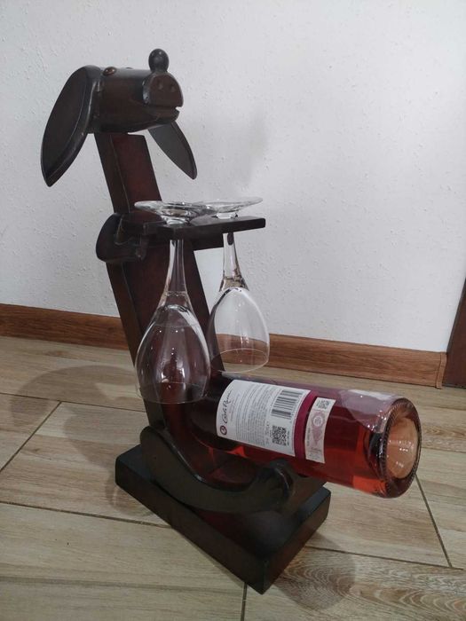 Upominek stojak drewniany na alkohol.