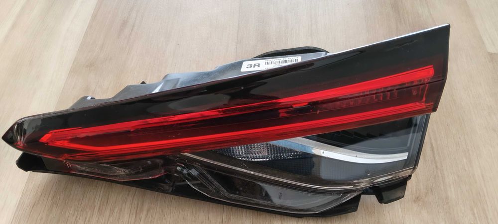 Toyota Corolla E21 sedan lampa tyln alewa prawa w klapę na żarówkę