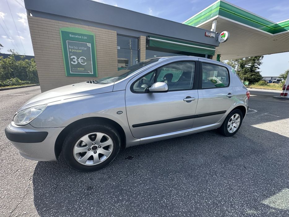 Peugeot 307 à venda, ano 2001, em bom estado, totalmente revisado.