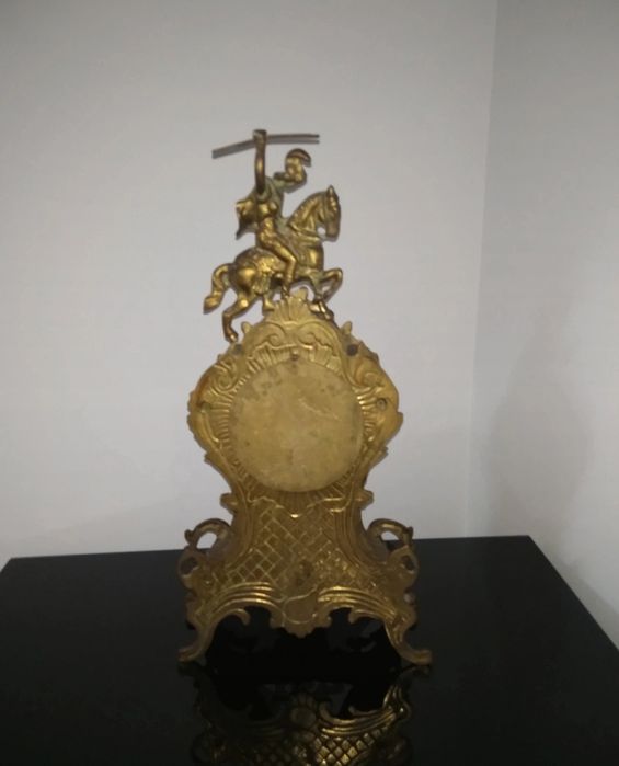 Relógio de mesa antigo em latão e em homenagem a S. Jorge.
