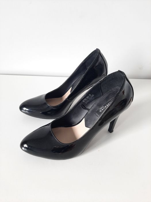 Czarne lakierowane czółenka Reserved