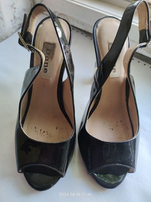 Лакова шкіра.Чорного коліру. Clarks