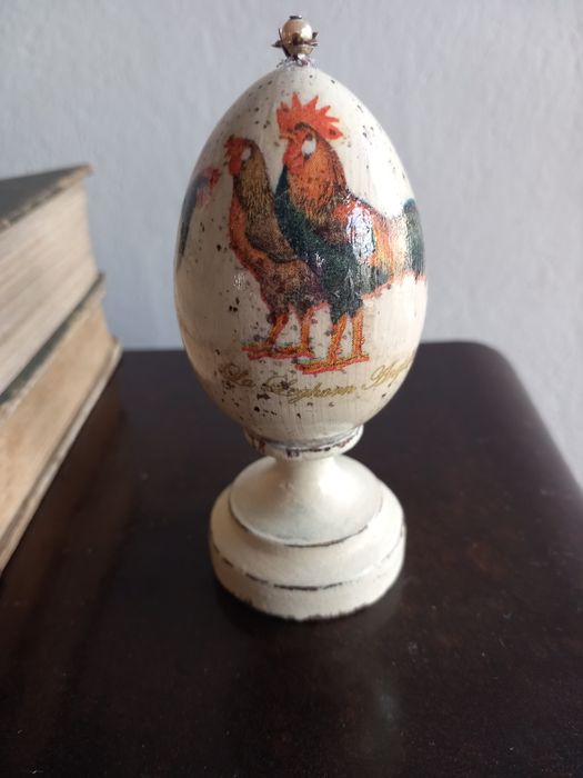 Drewniane jajko na podstawce ozdabiania metodą decoupage.