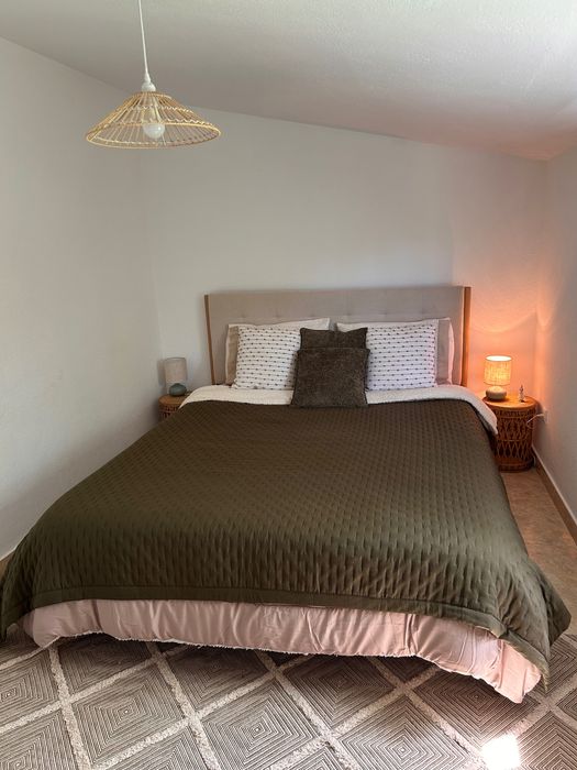 Vendo recheio quarto, cama, mesas cabeceiira, candeeiros, tapete, espelho