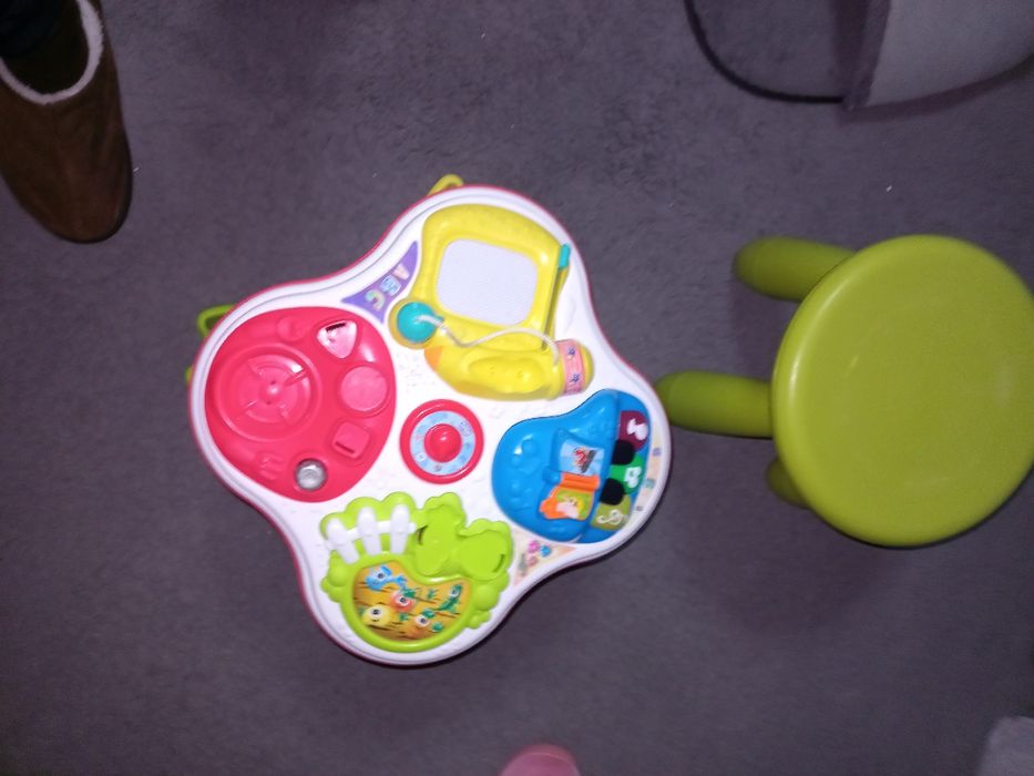 Mesa de atividades com banco