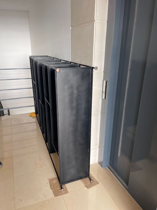 Estrutura de estantes preta