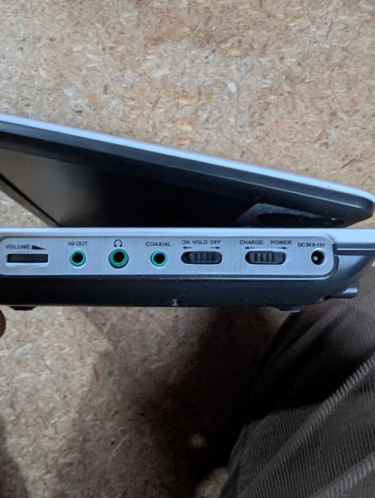 Odtwarzacz płyt DVD przenośny.