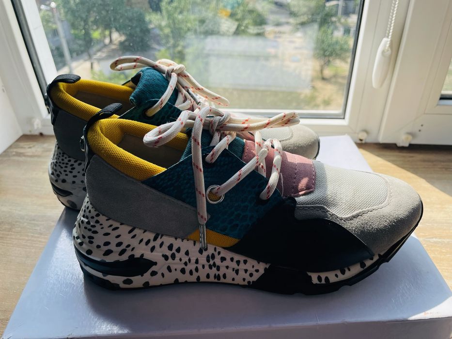 Продам кроссовки  Steve Madden