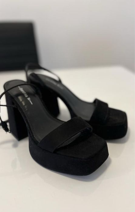 Босоніжки на підборах Bershka