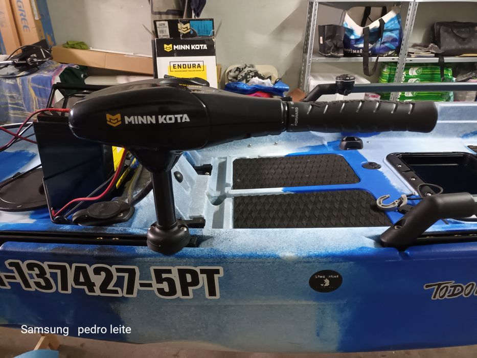 Kayak pesca pedais/ motor pronto a pescar