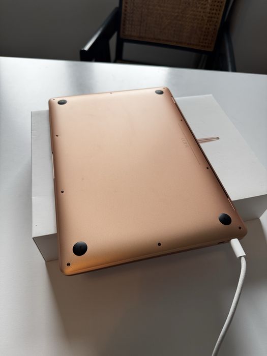 Macbook Air 2020 Różowy  8gb 256gb i3 180 cykli ładowania Stan Bardzo Dobry