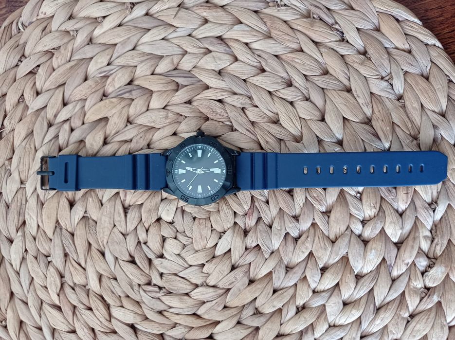 Granatowy zegarek na gumowym pasku