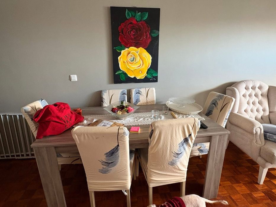Mesa e aparador.