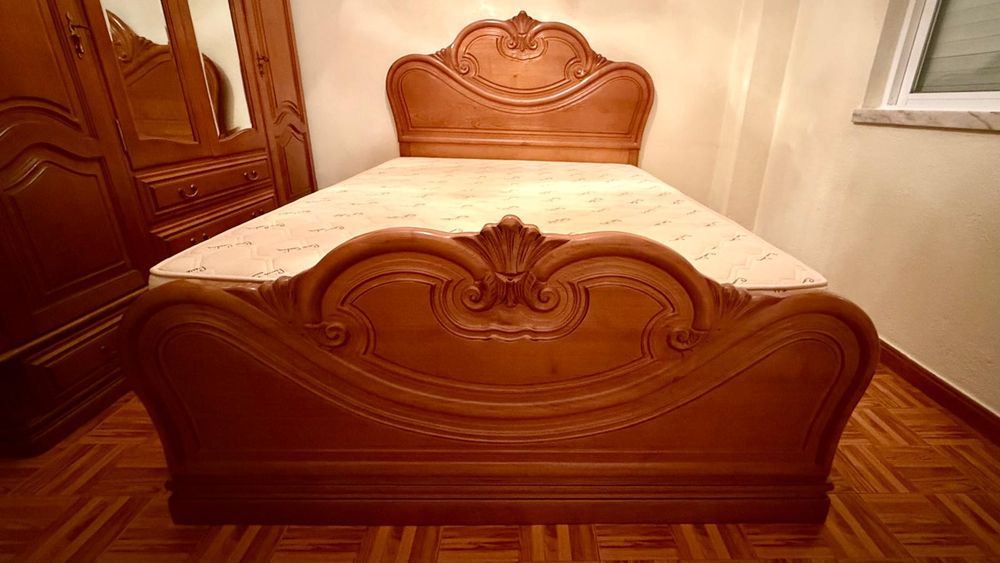 Vendo quarto de casal em madeira de castanho como novo,
