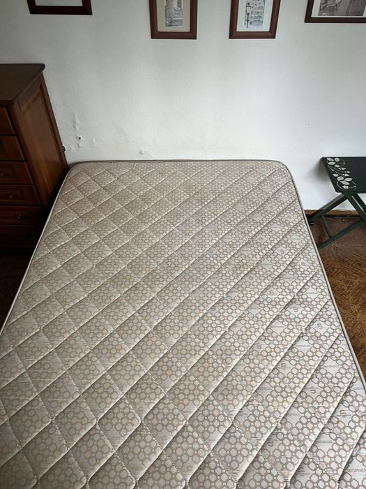 Colchão velho de casal