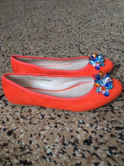 Яскраві жіночі туфлі