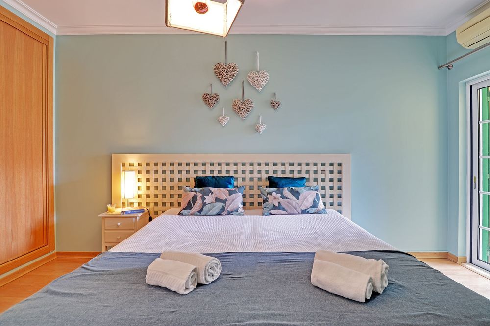 FÉRIAS EM VILAMOURA - Apartamento, em condominio com Jardim, Piscinas, Jacuzzi, e Garagem. A 1 km da praia da falésia