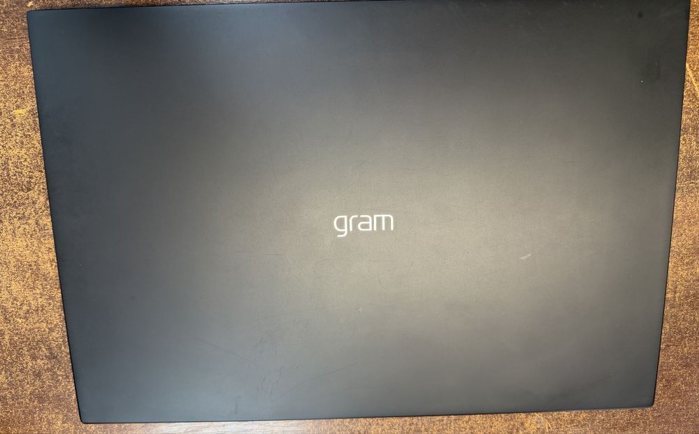 777/ laptop LG Gram 1.35kg i5 11gen 16/512 win11 17”