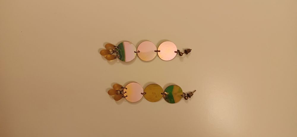 Brincos com lantejoulas douradas