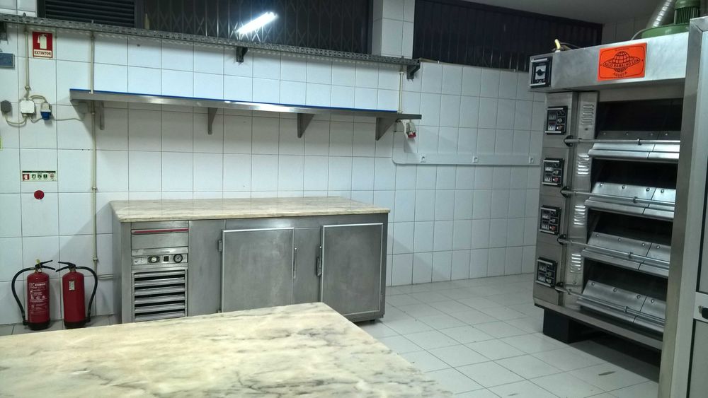 Mobília, equipamentos e ferramentas de hotelaria e restauração.