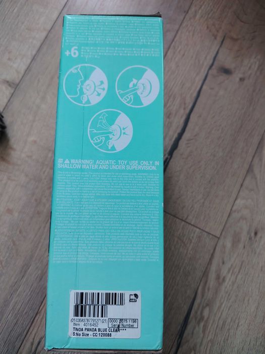 Koło platforma ponton dla dziecka niemowlęcia pływające do wody.