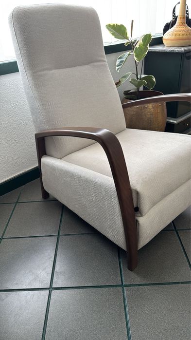 Cadeirão em tecido branco