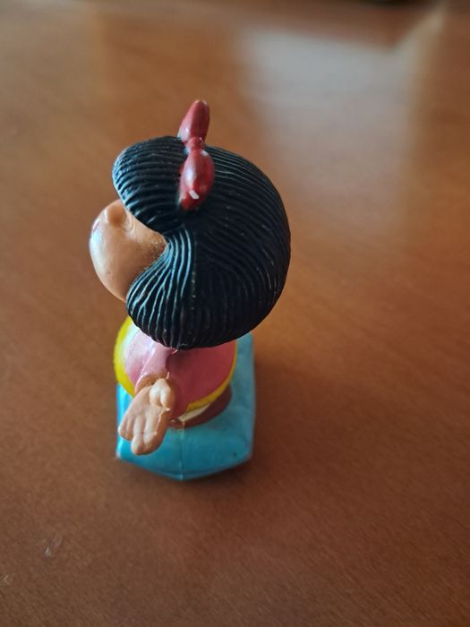 Representação em PVC da personagem Mafalda