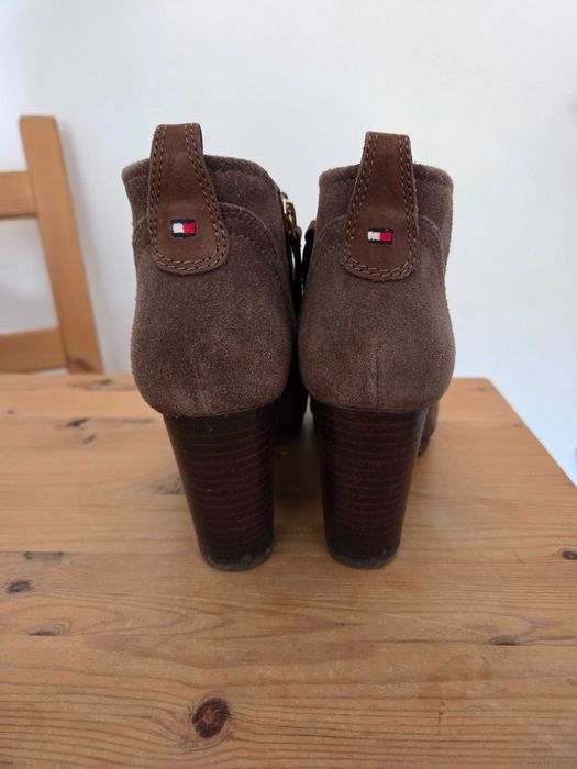 Botins de camurça castanha Tommy Hilfiger, tamanho 37