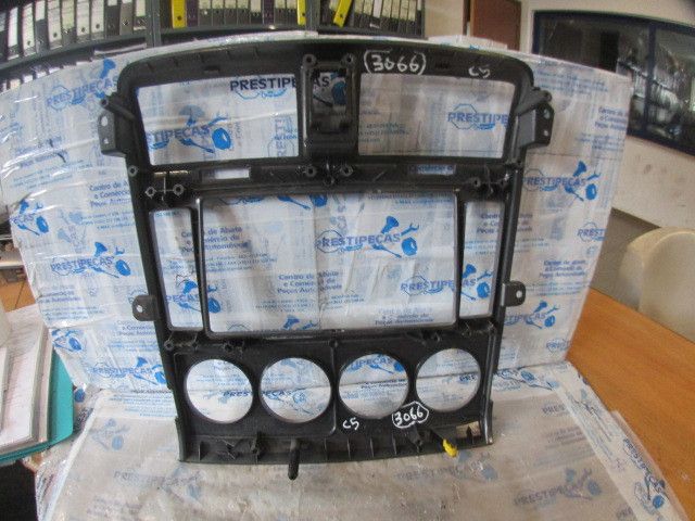 Moldura da consola central / rádio / aro KIA Carnival II (GQ)