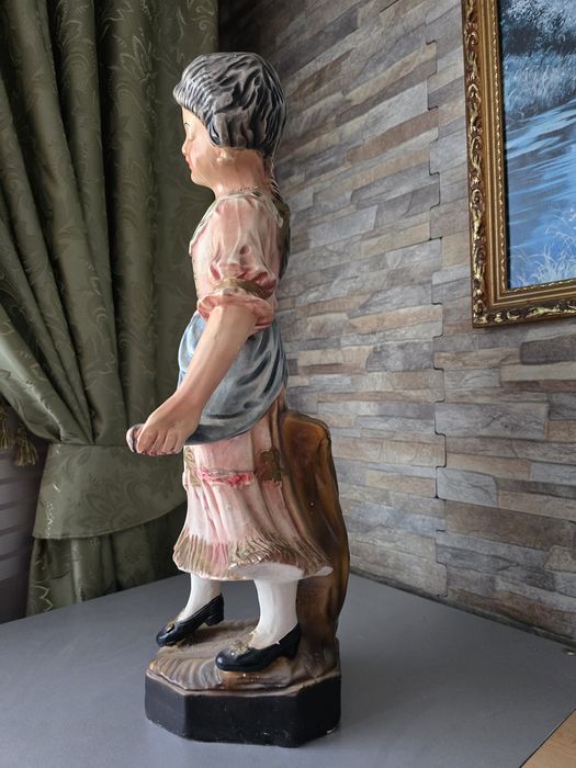 Estatua em porcelana antiga