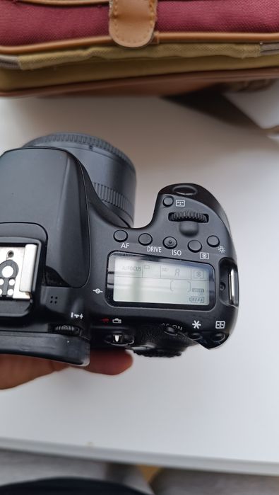 Canon 70D com lente 35mm F2 cartão de memória 32gb, bolsa. WiFi , touchscreen, ecrã rotativo óptima máquina semi profissional