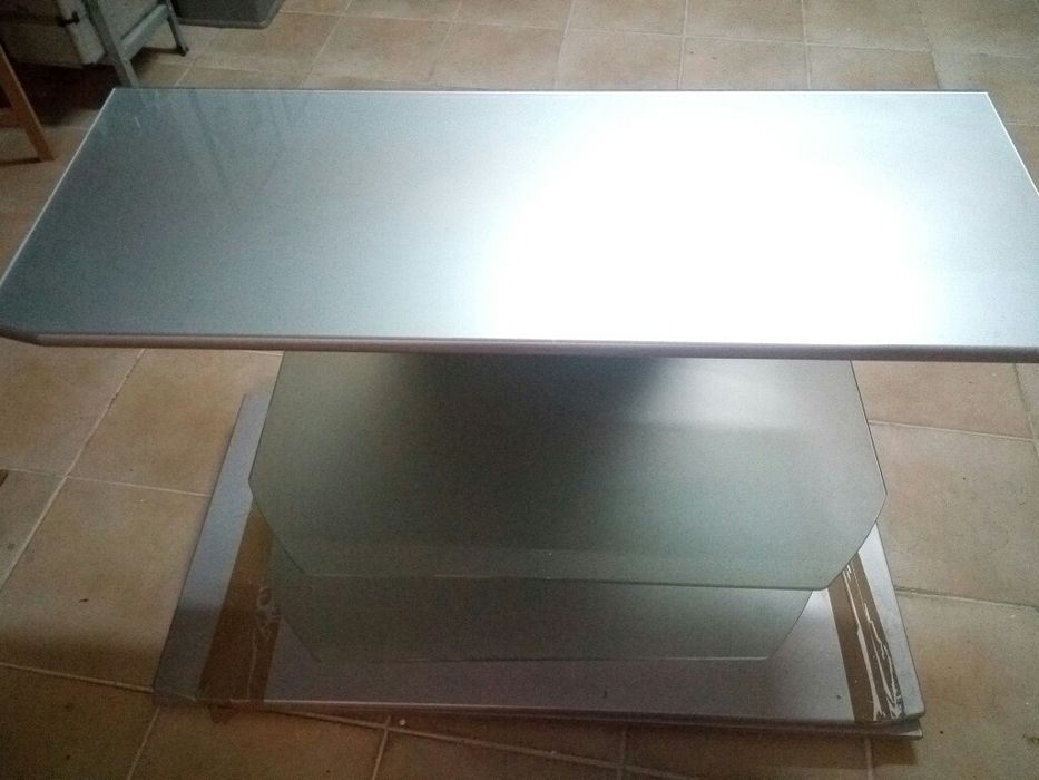 Movel tv em vidro e metal.